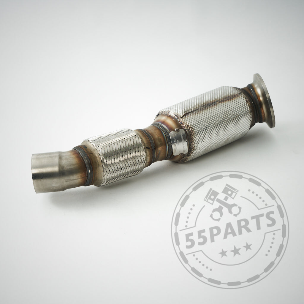 HJS ECE-Downpipe B58 passend für BMW M140i, 340i, 440i, 540i, 640i, 740i (F/G-Serie OPF &amp; NON OPF) von HJS auf schlichtem Hintergrund mit sichtbaren Gitterabschnitten. 55Parts-Logo in der Ecke.