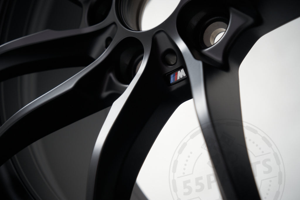 Nahaufnahme der BMW Motorsport M2 CS Racing Felge 10,5x18 ET46 5x120, in Mattschwarz mit dem legendären M-Logo, eine Kombination aus Leistung und Stil aus der Rennsporttradition von BMW Motorsport.