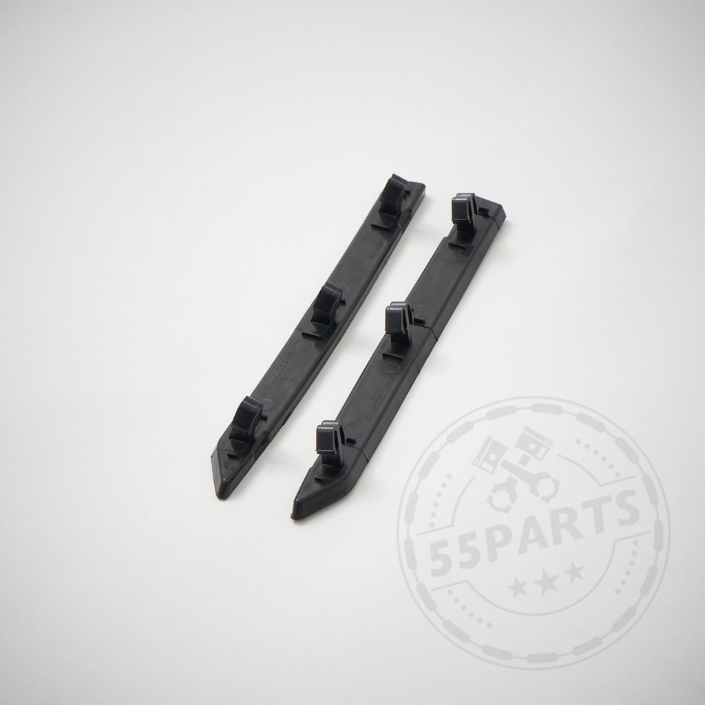 Zwei schwarze Reflektoreneinsätze Ersatz Honey Comb passend für BMW M3 G80 M4 G82 G83 sind auf einem hellgrauen Hintergrund mit einem schwachen 55Parts-Logo-Wasserzeichen abgebildet.