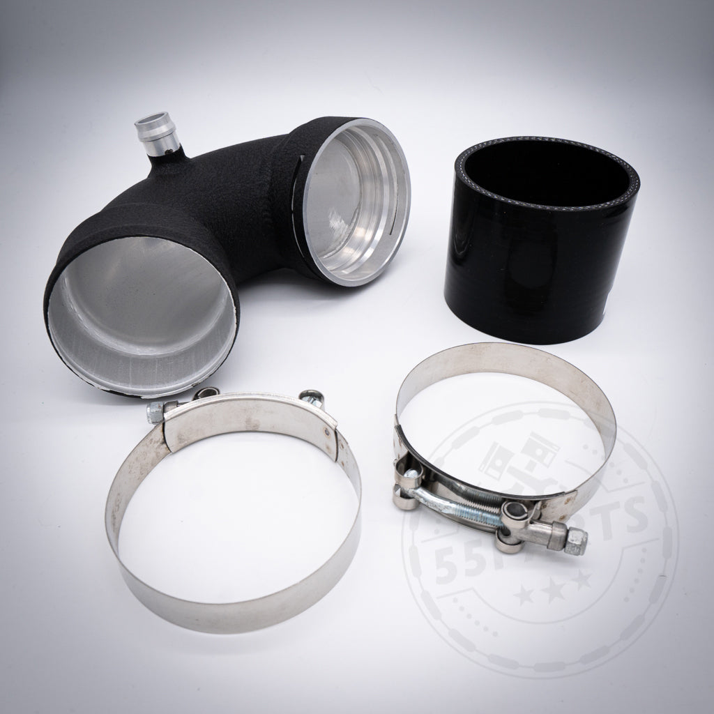 55Parts Aluminium-Boostpipe-Kit passend für BMW M2 (Competition), M3 und M4 F8x S55 INKLUSIVE GUTACHTEN – enthält Metall-T-Stück, schwarzes Silikon-Verbindungsstück und zwei Schlauchschellen; ideal zum Aufrüsten der Ladeluftverrohrung.