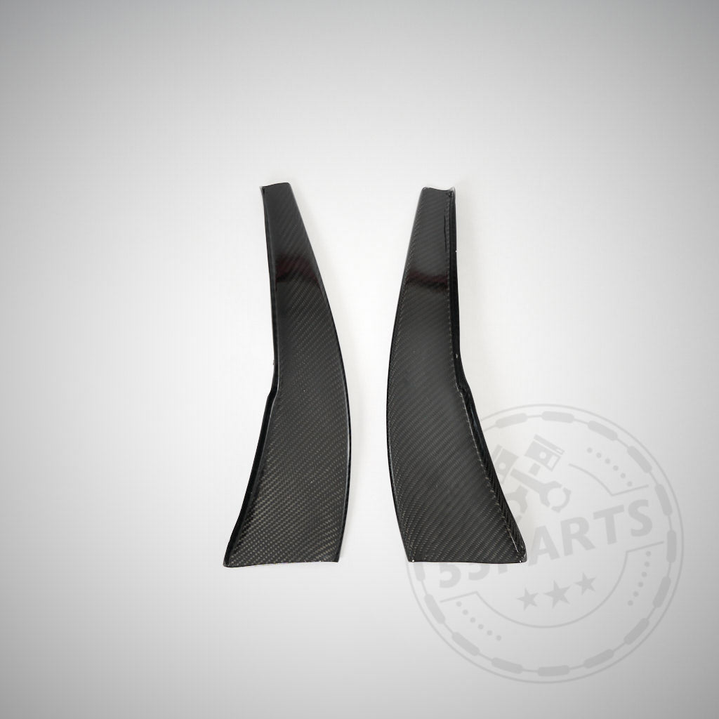Zwei 55Parts Echtcarbon Canards passend für BMW E92 E90 M3 mit glänzender Oberfläche werden auf einem hellgrauen Hintergrund angezeigt und unterstreichen so ihre beeindruckende Qualität.