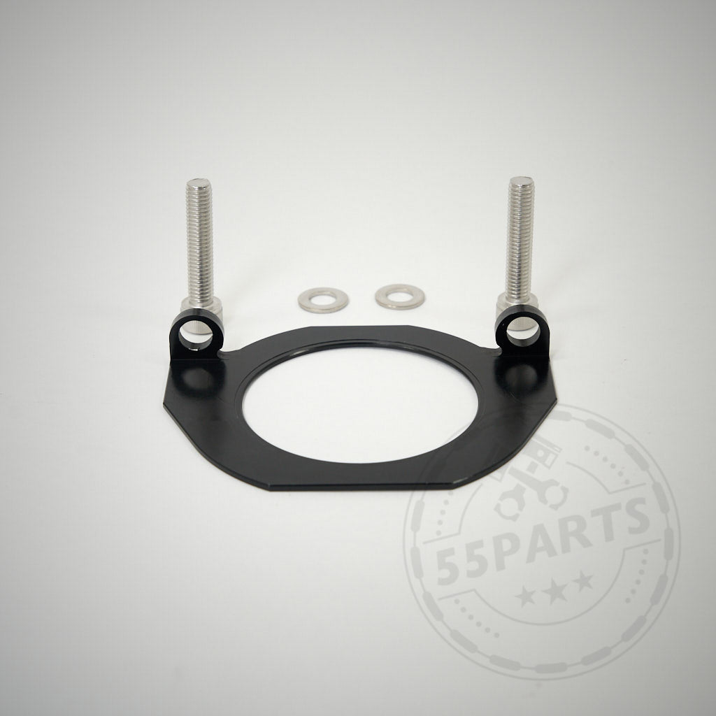 Schwarze Metallhalterung mit zwei Schrauben und zwei Unterlegscheiben auf weißem Grund. Passend passend für BMW N54-, N55-, N52- und S55-Motoren als Kurbelwellendichtring. 55Parts-Wasserzeichen unten rechts.
