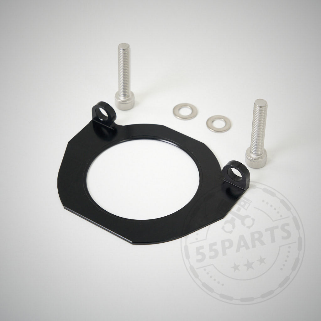 Schwarze Metallhalterung mit zwei Schrauben und zwei Unterlegscheiben auf weißem Grund. Passend passend für BMW N54-, N55-, N52- und S55-Motoren als Kurbelwellendichtring. 55Parts-Wasserzeichen unten rechts.