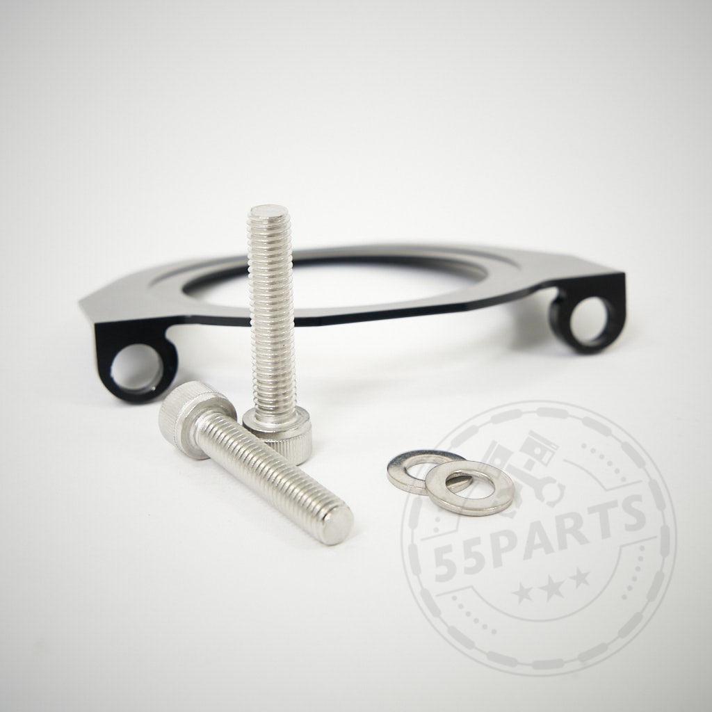 Zwei Metallschrauben, zwei Unterlegscheiben und eine schwarze Metallhalterung für die 55Parts Exclusive Kurbelwellendichtplatte passend für alle BMW N54, N55, N52 und S55 Motoren sind auf weißem Hintergrund mit einem dezenten 55Parts-Logo abgebildet.
