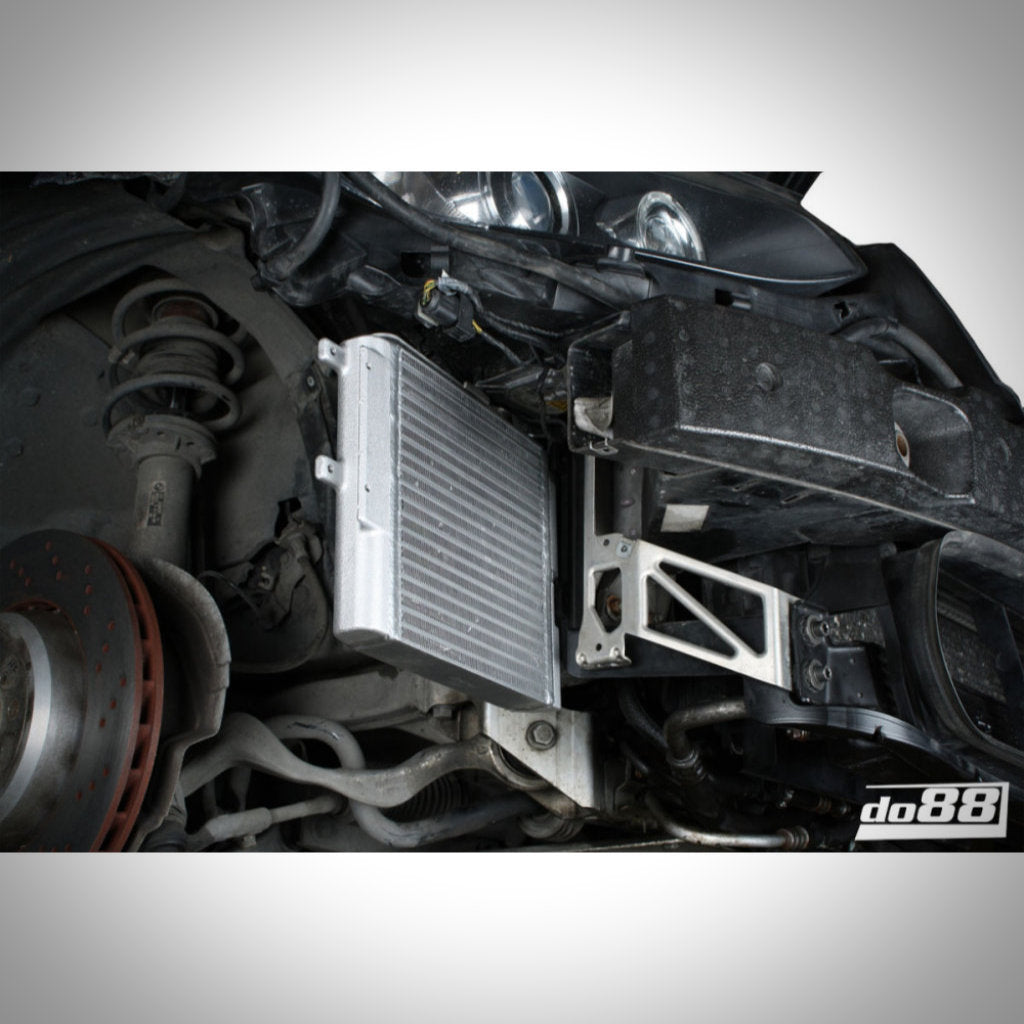Der do88 DKG und Schaltgetriebe-Ölkühler Rennsport für den BMW E9x M3 S65 umfasst Armaturen, Schrauben und einen schwarzen Luftkanal – ideal zum Aufrüsten des Kühlsystems Ihres BMW oder zur Verbesserung der Rennstreckenleistung.