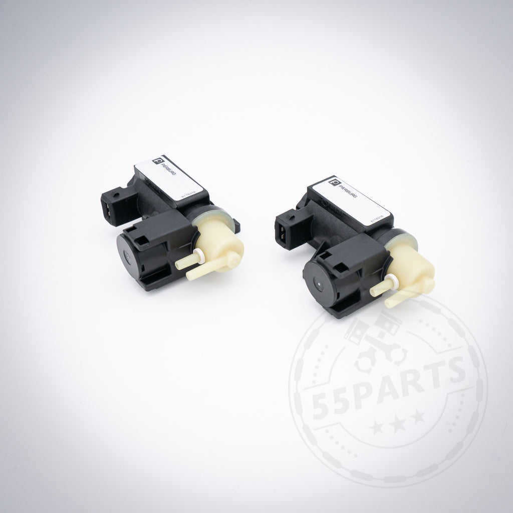Zwei schwarz-beige Pierburg-Druckwandler passend für BMW 135i, 1er M Coupé, 335i(x), Z4 35iS N54 sind auf einem hellgrauen Hintergrund mit einem schwachen 55Parts-Wasserzeichen abgebildet.