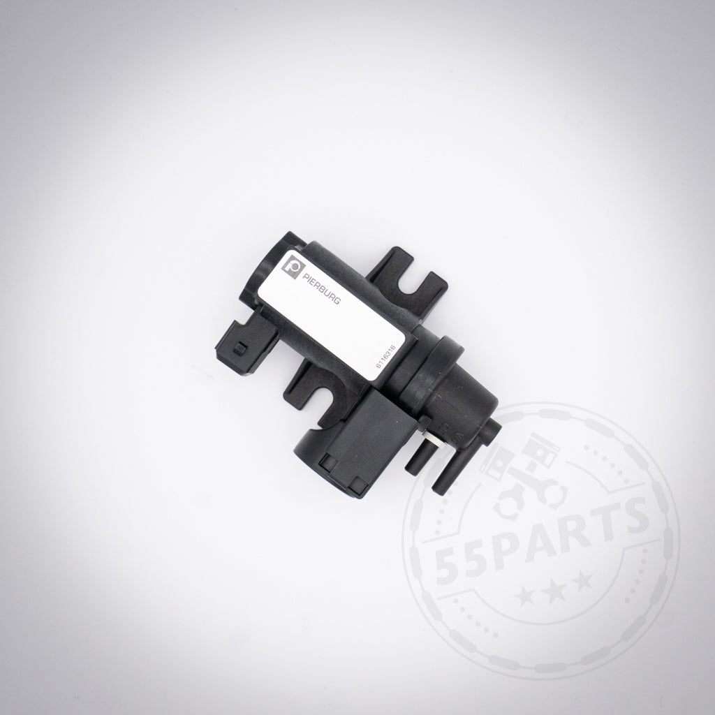 Schwarzer Pierburg Druckwandler passend für BMW (M)135i, M235i, 335i, 435i N55 PWG (bis 06.2012), abgebildet mit weißem Etikett auf hellgrauem Hintergrund und schwachem 55Parts-Logo. Kompatibel mit fortschrittlichen Turbolader- und Ladedrucksystemen.