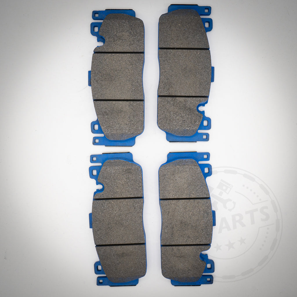 Vier blau umrandete Endless Bremsbeläge für 6-Kolben BMW (Performance) Sattelpads sind vertikal angeordnet und bieten höchste Bremsleistung für Ihren BMW M2C Vorderachse, M4 CCB oder M5.