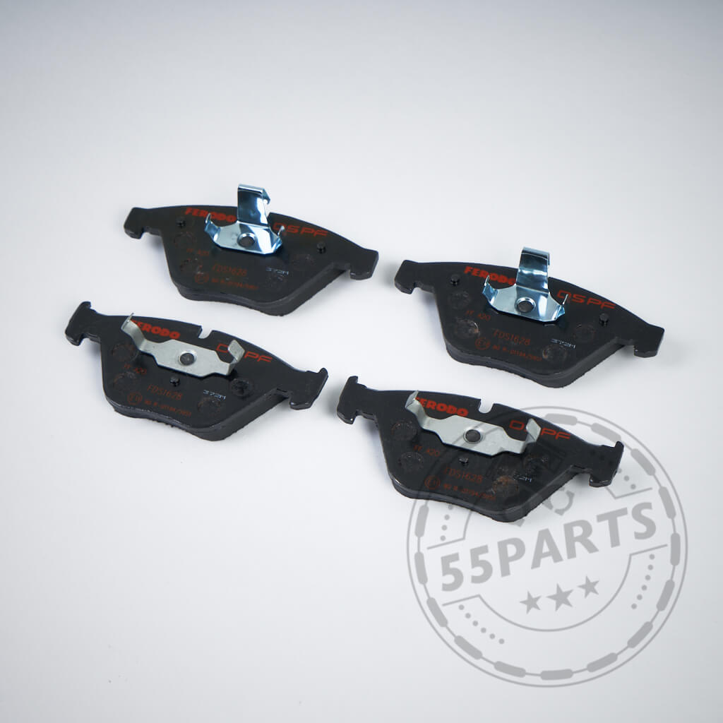 Satz mit vier Ferodo-Bremsbelägen mit 4 Kolben (ohne Keramik) und Metallclips, kompatibel mit BMW M135i/40i, M235i/40i, 335i/40i, 435i/40i, M2, M3 und M4 (F-Serie), auf weißem Hintergrund mit Branding dargestellt.