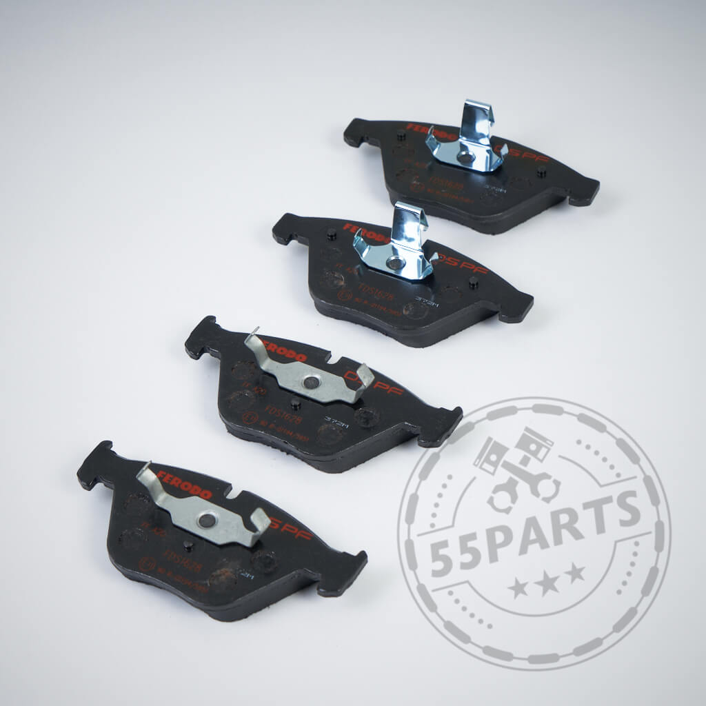 Vier schwarze Ferodo Bremsbeläge 4-Kolben Anlage (ohne Keramik) passend für BMW M135i/40i, M235i/40i, 335i/40i, 435i/40i, M2, M3 &amp; M4 (F-Serie), diagonal angeordnet auf weiß mit 55Parts Logo – ideal für die Rennstrecke.