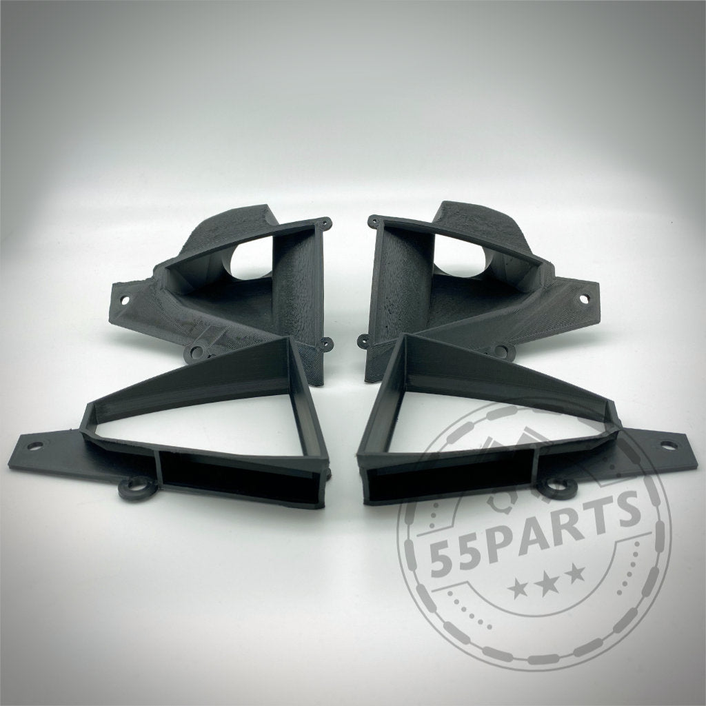 Vier 3D-gedruckte schwarze Bremsbelüftungstrichter Exclusive für den BMW M2 N55 sind symmetrisch auf einer weißen Oberfläche mit einem Logo-Wasserzeichen angeordnet.