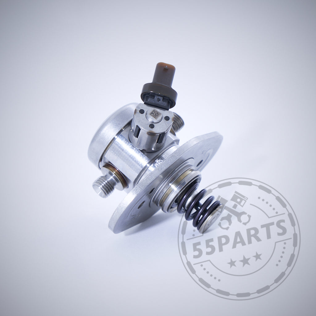 Abgebildet ist ein Bosch Supra B58 TU Hochdruckpumpen Upgrade für BMW M140i, M240i, M340i, 440i, 540i, 640i, und 840i B58 F-Serie B58TÜ auf weißem Hintergrund mit einer Feder. In der Ecke erscheint das 55Parts Logo.