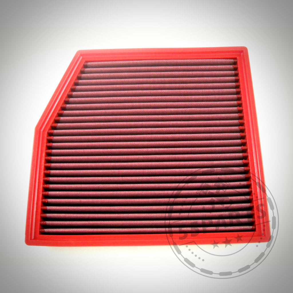 Rechteckiger roter BMC High Flow Luftfilter passend für BMW 135i, 335i(x) N55 E-Serie mit plissiertem schwarzem Material, Draufsicht auf weißem Hintergrund. Verbessert die Motorleistung und den Luftstrom.