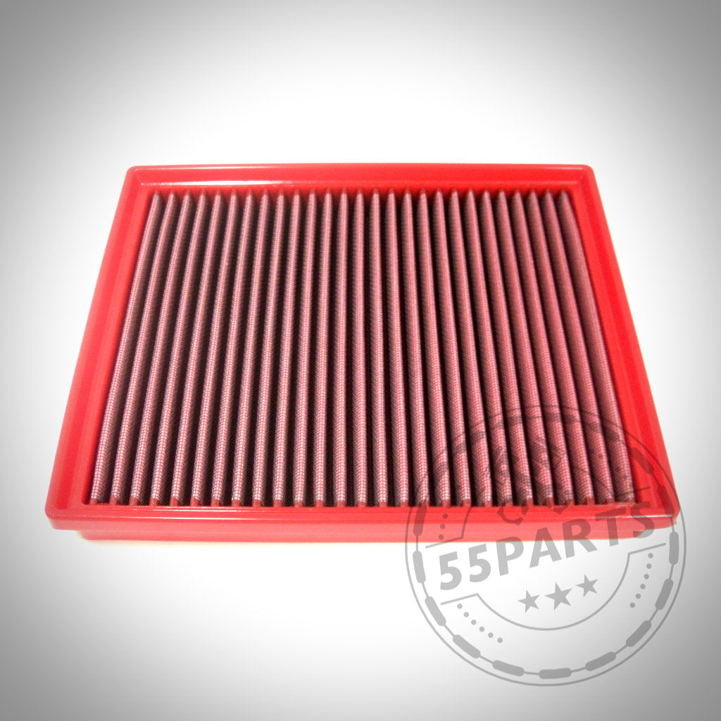 Der BMC High Flow Luftfilter passend für BMW M135i, M235i, M2, 435i(x), 335i(x) N55 F-Serie verfügt über einen rechteckigen roten Rahmen und plissiertes Material, von oben auf weißem Hintergrund dargestellt.