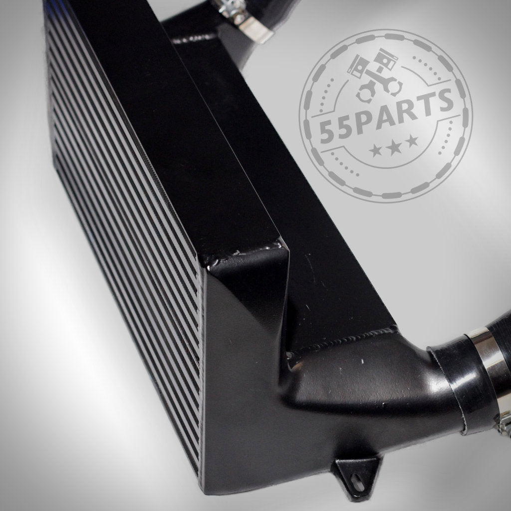 Das 55Parts Special: 7,5" Race Ladeluftkühler passend für BMW 135i, 1er M Coupé, 335(x)i N54/N55 E-Serie ist mit Schläuchen auf weißem Hintergrund und dem 55Parts Logo abgebildet. Inklusive Teilegutachten zur Absicherung bei der Fahrzeugkontrolle.