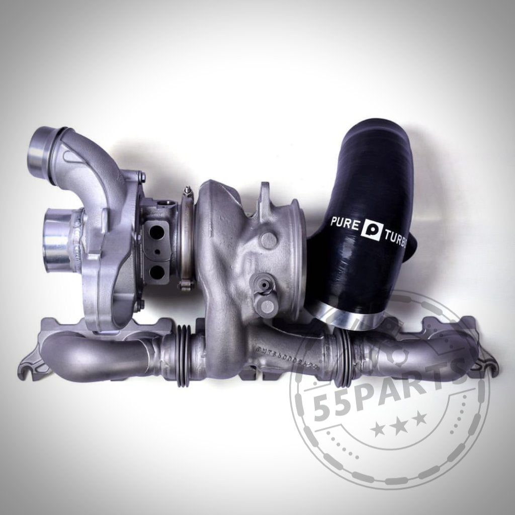 Ein Pure Turbos Pure800 Upgrade-Turbolader passend für BMW M140i(x), M240i(x), 340i(x), 440i(x) und A90 Supra B58/B58TÜ, abgebildet in Silber mit sichtbaren Turbinenschaufeln und Rohren auf weißem Hintergrund und dem 53 Parts-Logo.