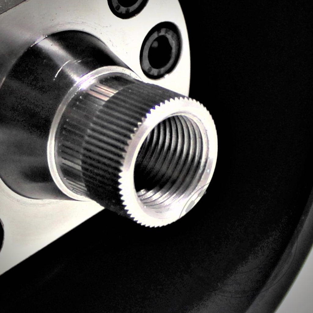 Nahaufnahme eines metallischen, mit Gewinde versehenen DDM Racing Srls-Radabstandshalters / Lenkradabstandshalters für eine präzise Lenkradposition im Toyota GR Yaris, einschließlich Facelift-Modelle.
