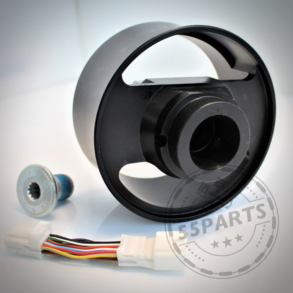 Das DDM Racing Srls-Radabstandshalter-/Lenkrad-Abstandshalter-Set für den Toyota GR Yaris (inklusive Facelift) umfasst einen schwarzen Kunststoff-Nabenadapter, eine Schraube und einen mehrfarbigen Kabelverbinder, abgebildet auf weißem Hintergrund.