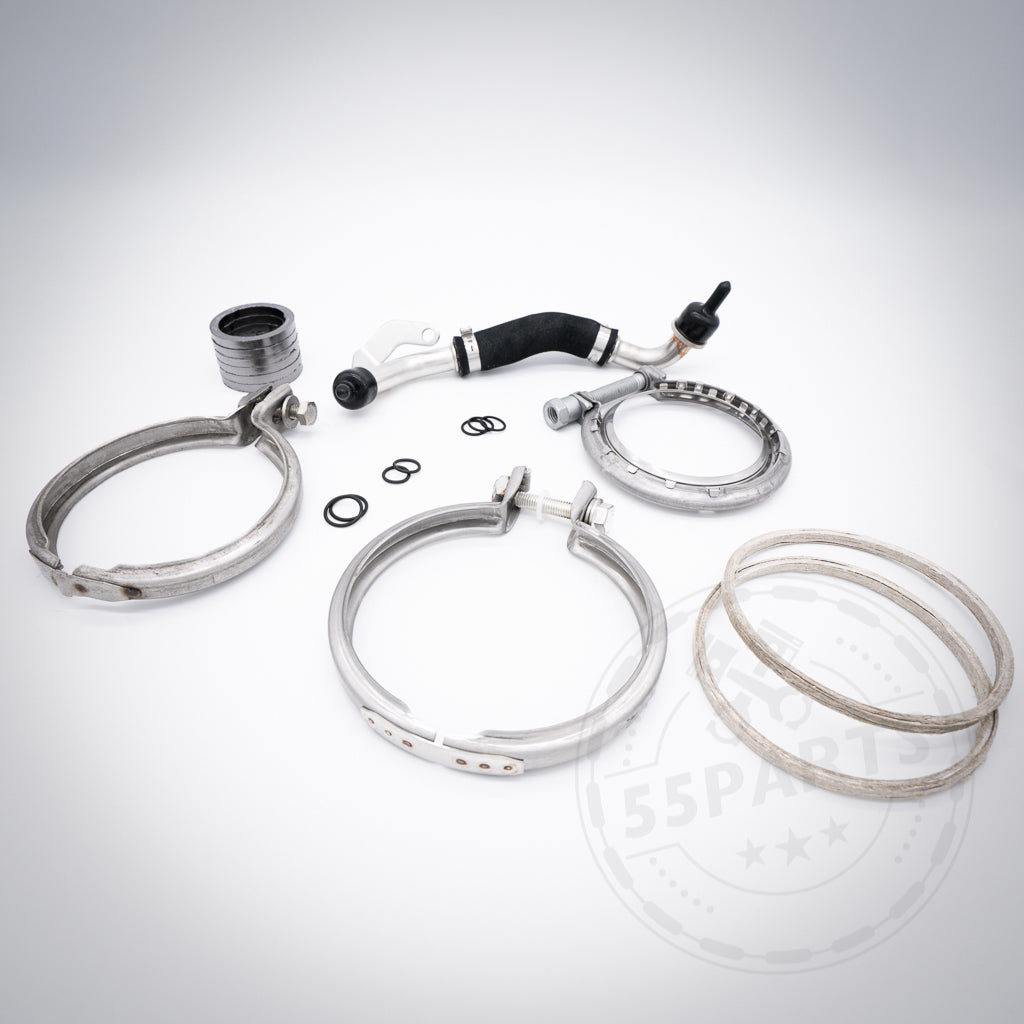 55Partss Turbolader-Einbauset passend für BMW (M)135i, M235(x)i, 335(x)i, 435(x)i, M2 N55 E- &amp; F Serie: sortierte Metallteile inklusive N55 Turbolader Anbauteile, Klemmen, Ringe &amp; Dichtungen auf hellem Hintergrund angeordnet.