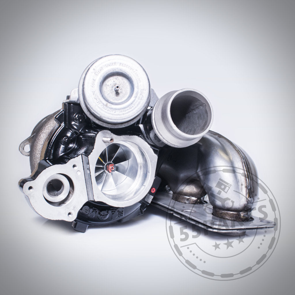 Der Turbosystems Upgrade Turbolader passend für BMW (M)135i, M235i, M2 F87, 335i(x), 435i(x) und 535i(x) N55 wird mit einer sichtbaren Turbine auf hellgrauem Hintergrund dargestellt.