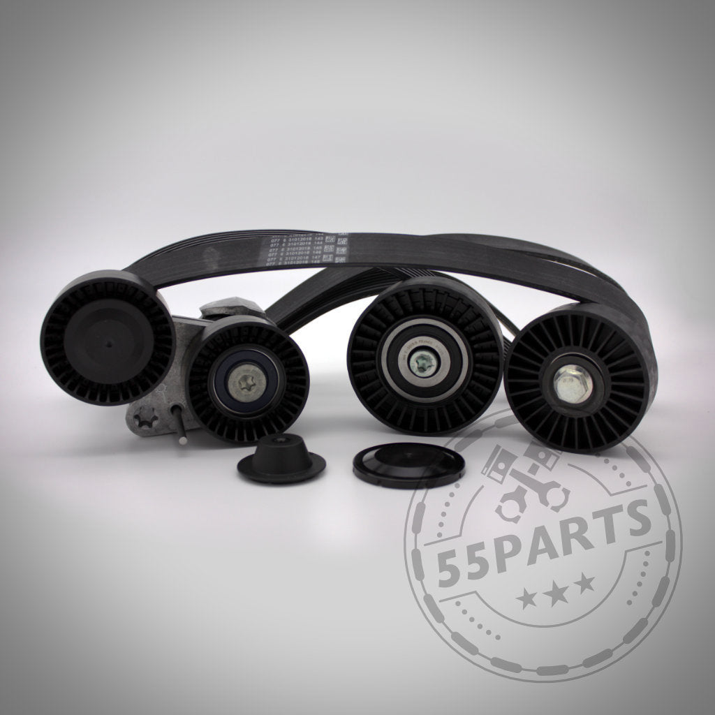 Das 55Parts Riementrieb Komplettkit Reparatursatz passend für BMW 135i, 335i(x) N55 E-Serie, inkl. Riemen, Rollen & Spanner, auf weißem Hintergrund mit Logo – ideal zur Vorbeugung von Motorschäden und für zuverlässige Motorleistung.