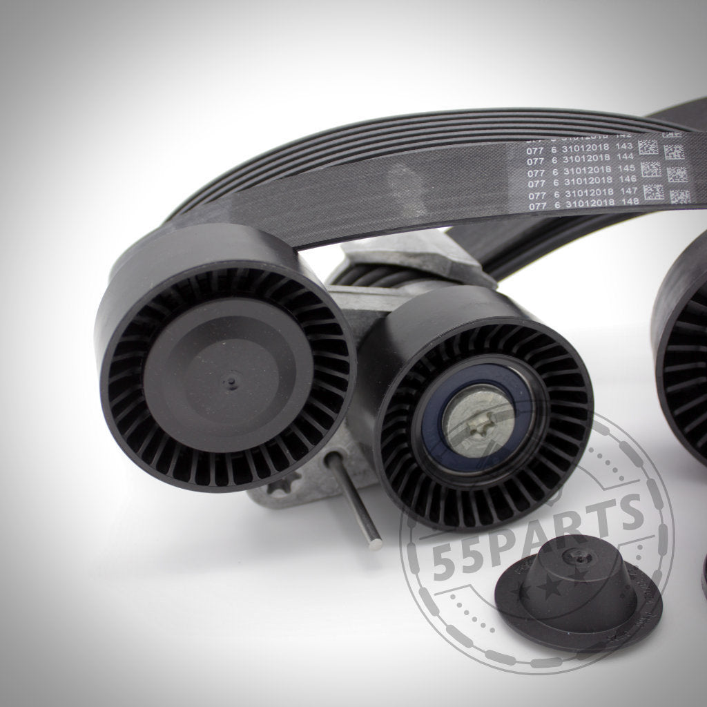 Nahaufnahme eines schwarzen Riementrieb-Komplettkit-Reparatursatzes, entwickelt für die Modelle BMW 135i, 1er M Coupé und 335i(x) N54, mit sichtbaren Riemenscheiben und dezentem Branding.