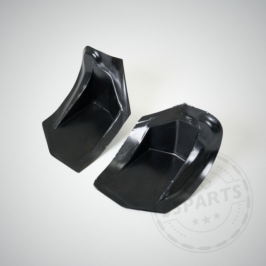 Zwei schwarze, eckige 55Parts Verstärkungsplatten zur Montage eines Heckspoilers passend für F87 M2, M2 Competition und M2 CS liegen nebeneinander auf einer hellgrauen Oberfläche.