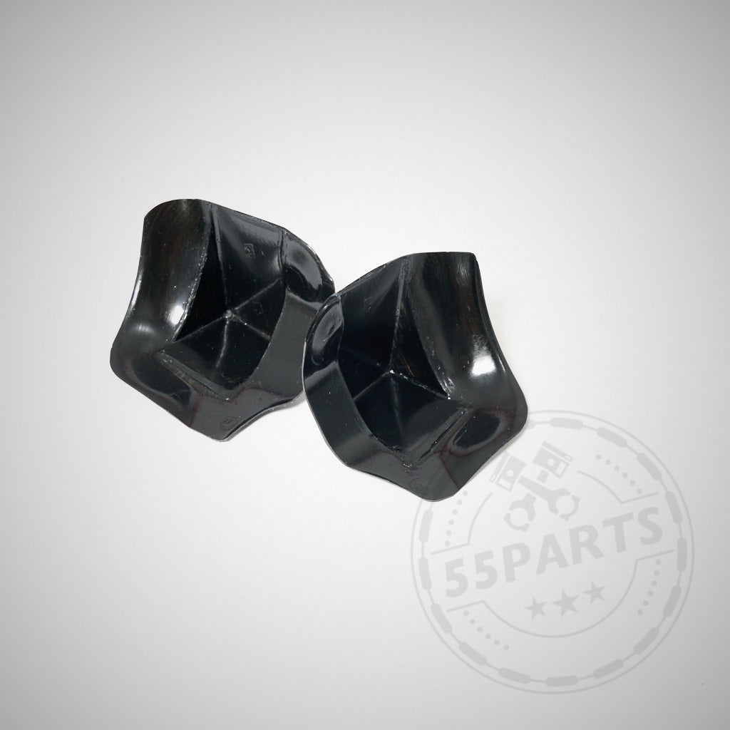 Zwei kleine, eckige schwarz-graue Kunststoffteile auf weißem Hintergrund, konzipiert als Verstärkungsplatten zur Montage eines Heckspoilers an E9x-Modellen und kompatibel mit Carbonplatten.