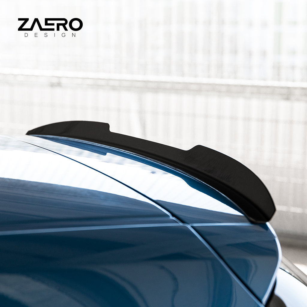 Nahaufnahme eines blauen BMW F2x mit einem ZAERO-Heckspoiler und Bremslicht unter einer hellen Garagendecke, mit hochwertigen ZAERO-Details.