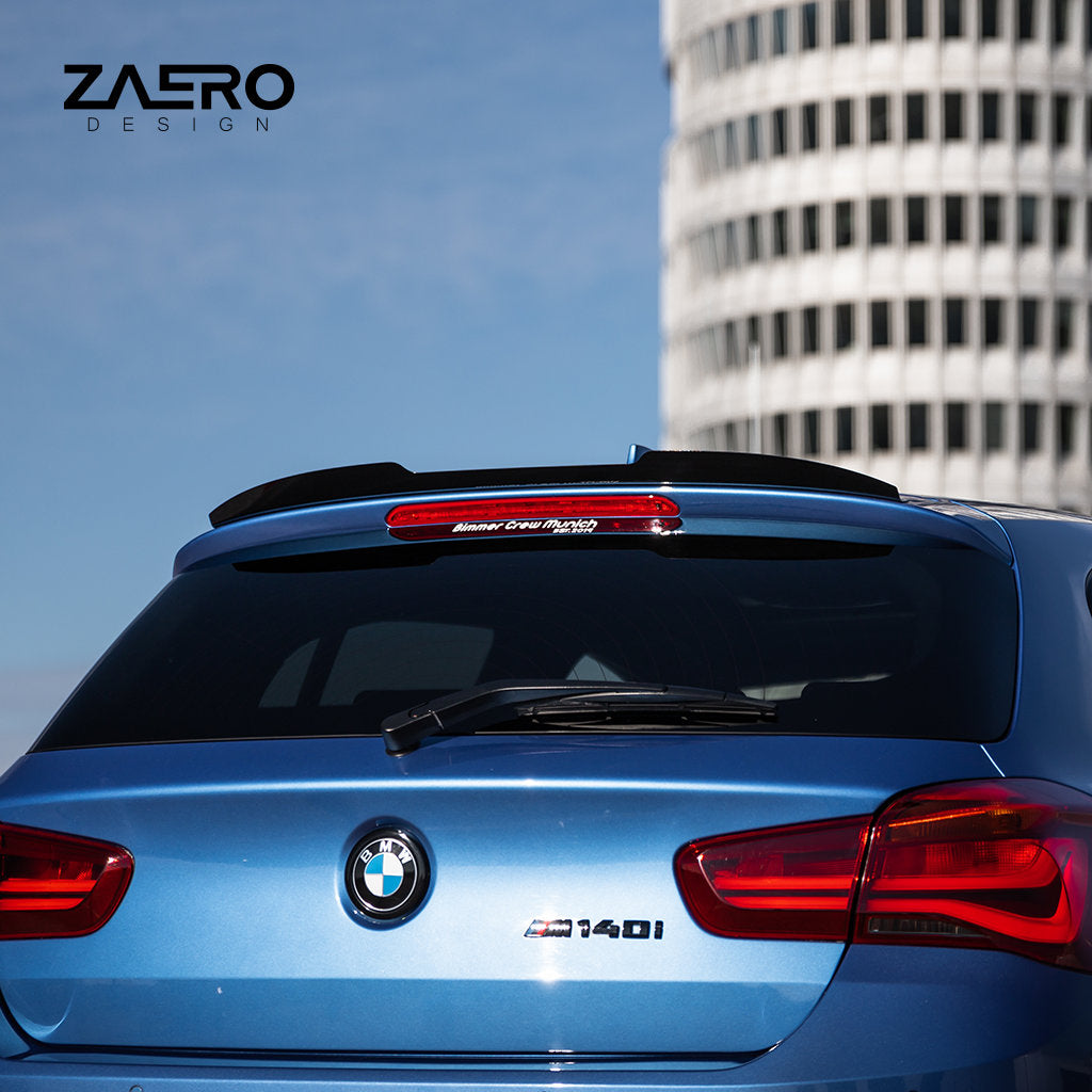 Ein blauer BMW 140i mit einem ZAERO Heckspoiler passend für BMW F2x parkt, im Hintergrund das Gebäude, von hinten gesehen.