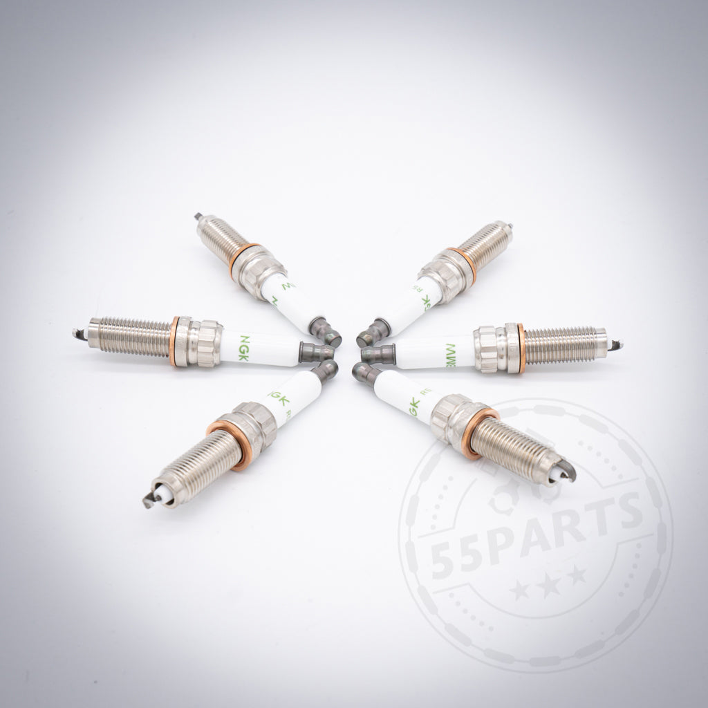Sechs BMW Zündkerzen-Set 6-Zylinder N20 Flex Fuel Zündkerzen für S55 M2c, M3 und M4, kreisförmig angeordnet auf weißem Hintergrund mit einem schwachen 55Parts-Logo.