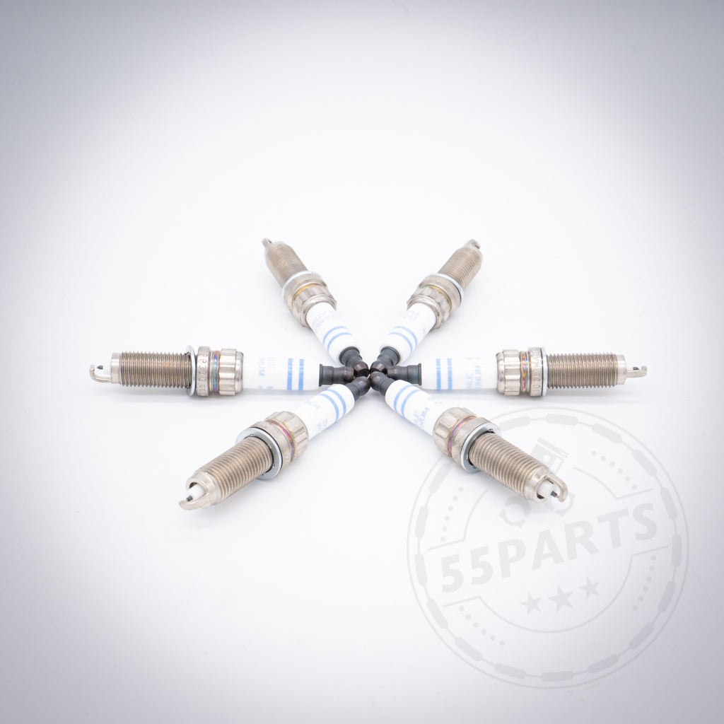 Sechs Bosch Zündkerzen aus dem Zündkerzen-Set 6 Zylinder OEM N55 sind kreisförmig auf weißem Untergrund angeordnet, das 55Parts-Logo ist schwach zu erkennen.