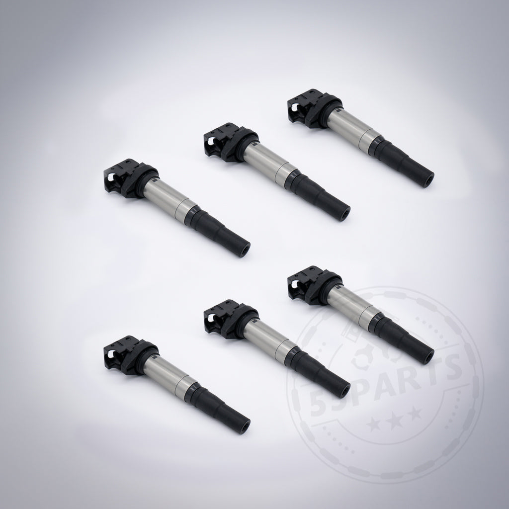 Sechs 55Parts Zündspulen passend für BMW M54, N13, N14, N18, N20, N45, N46, N52, N54, N55, N62, N63, S54 und S55 E/F-Serie sind in zwei Reihen auf weißem Hintergrund angeordnet.